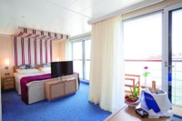 2-Bett-Balkonsuite mit Panoramafenster und Balkon 29 F m² 2-Bett-Balkonsuite mit Panoramafenster und Balkon 29 F m²